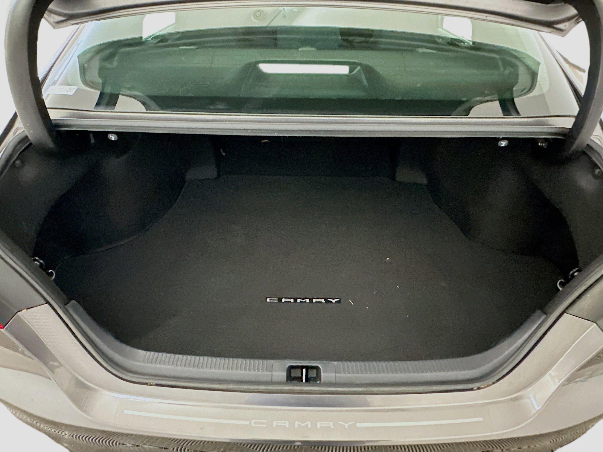 Used 2020 Toyota Camry LE image 30