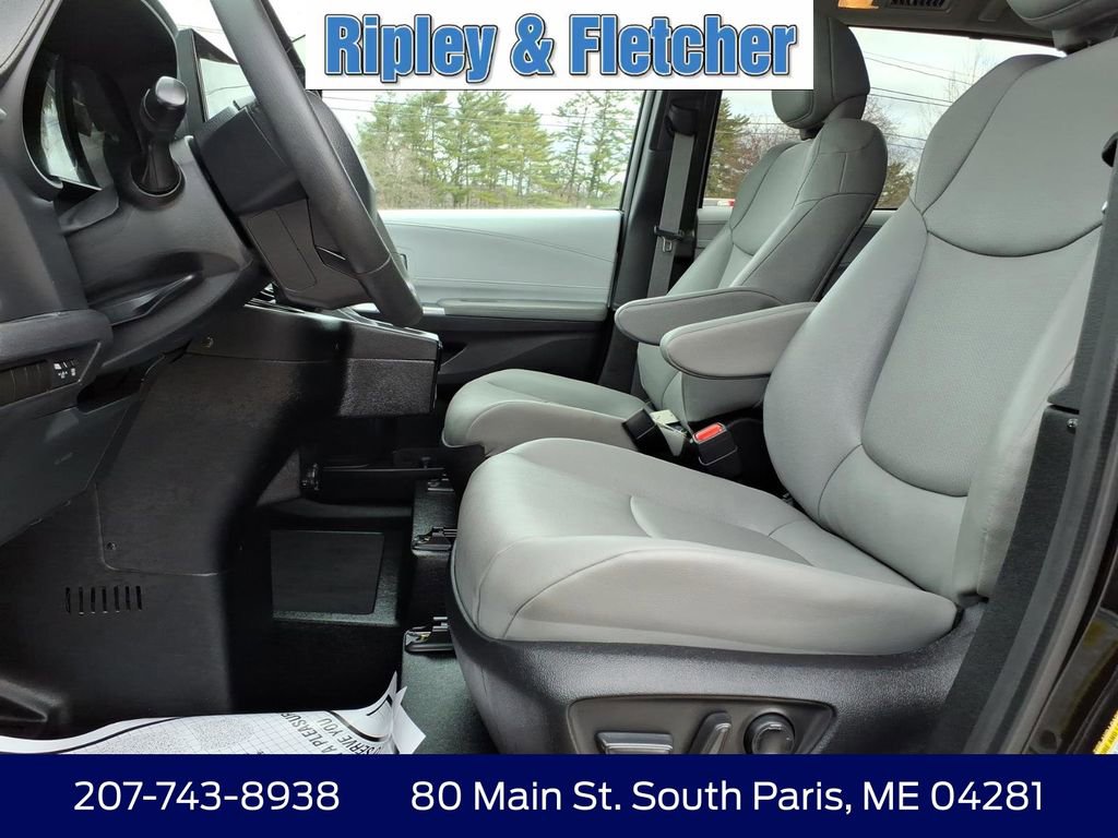 Used 2025 Toyota Sienna XLE image 14
