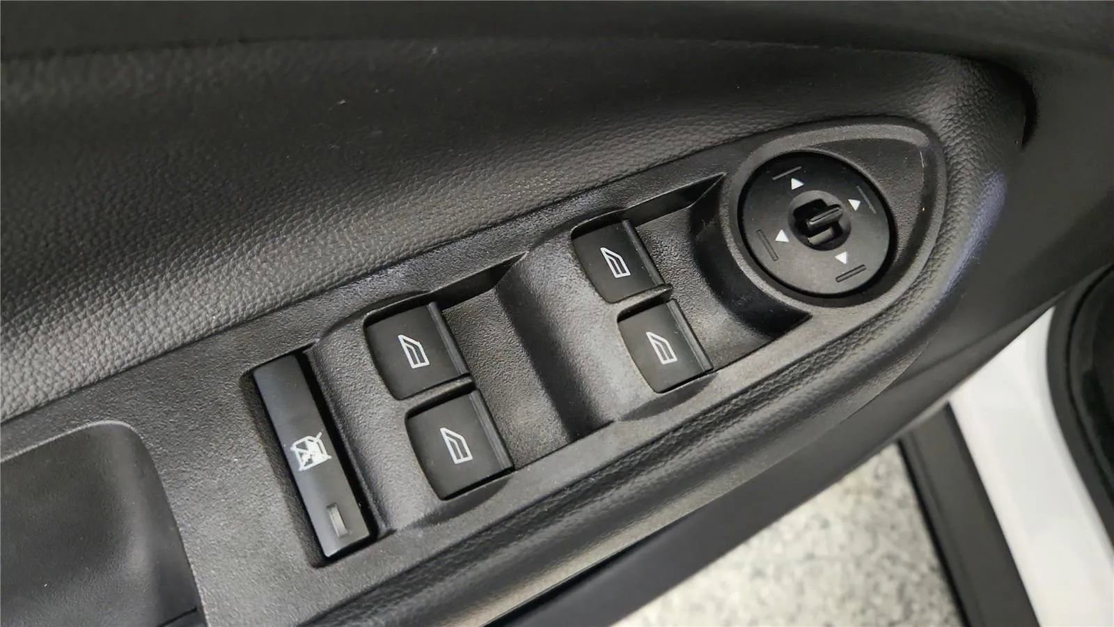 Used 2018 Ford Escape SE image 30