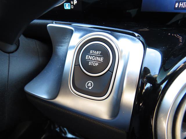 Used 2025 Mercedes-Benz GLB 250 4MATIC image 14