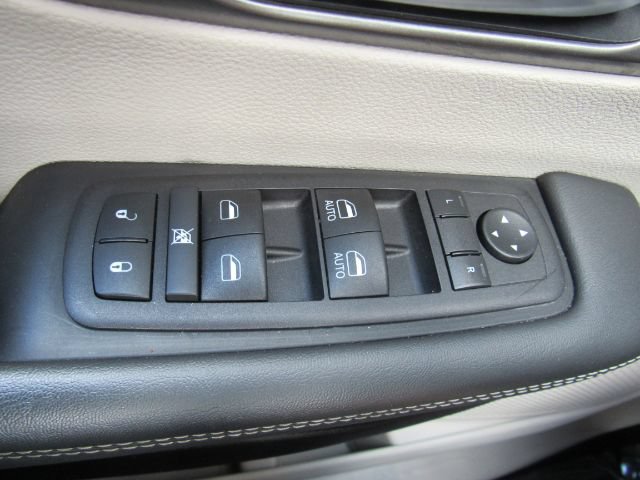 Used 2024 Chrysler Pacifica Touring-L FWD image 41
