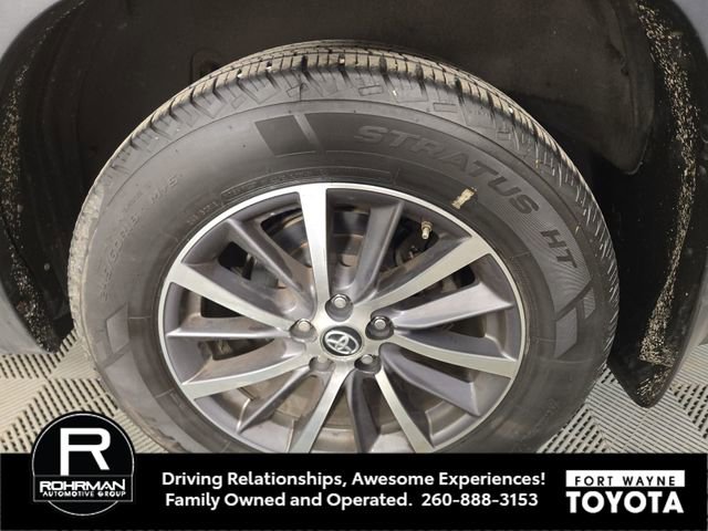 Used 2017 Toyota Highlander XLE AWD/4WD image 11