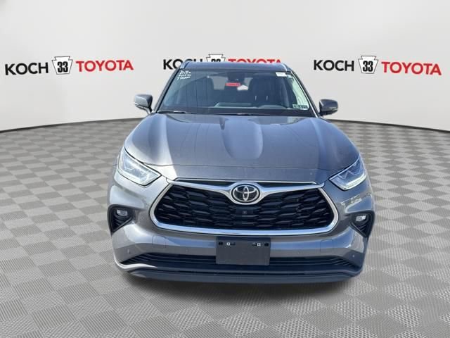 Used 2023 Toyota Highlander Limited image 2
