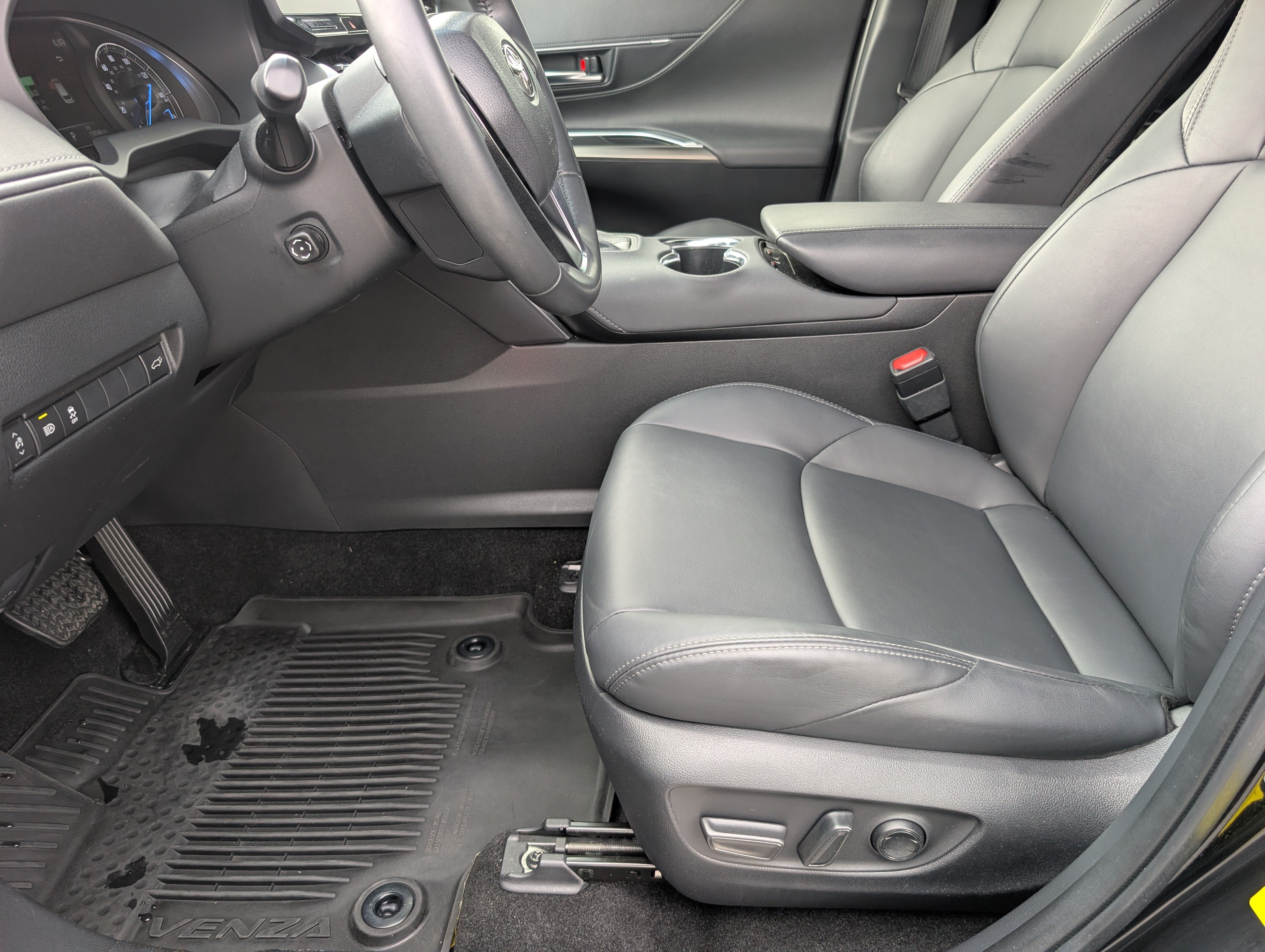 Used 2024 Toyota Venza Nightshade AWD/4WD image 15