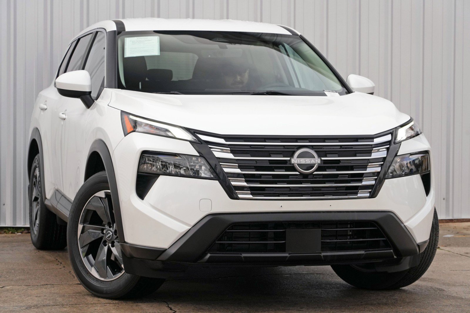 Used 2024 Nissan Rogue SV image 2