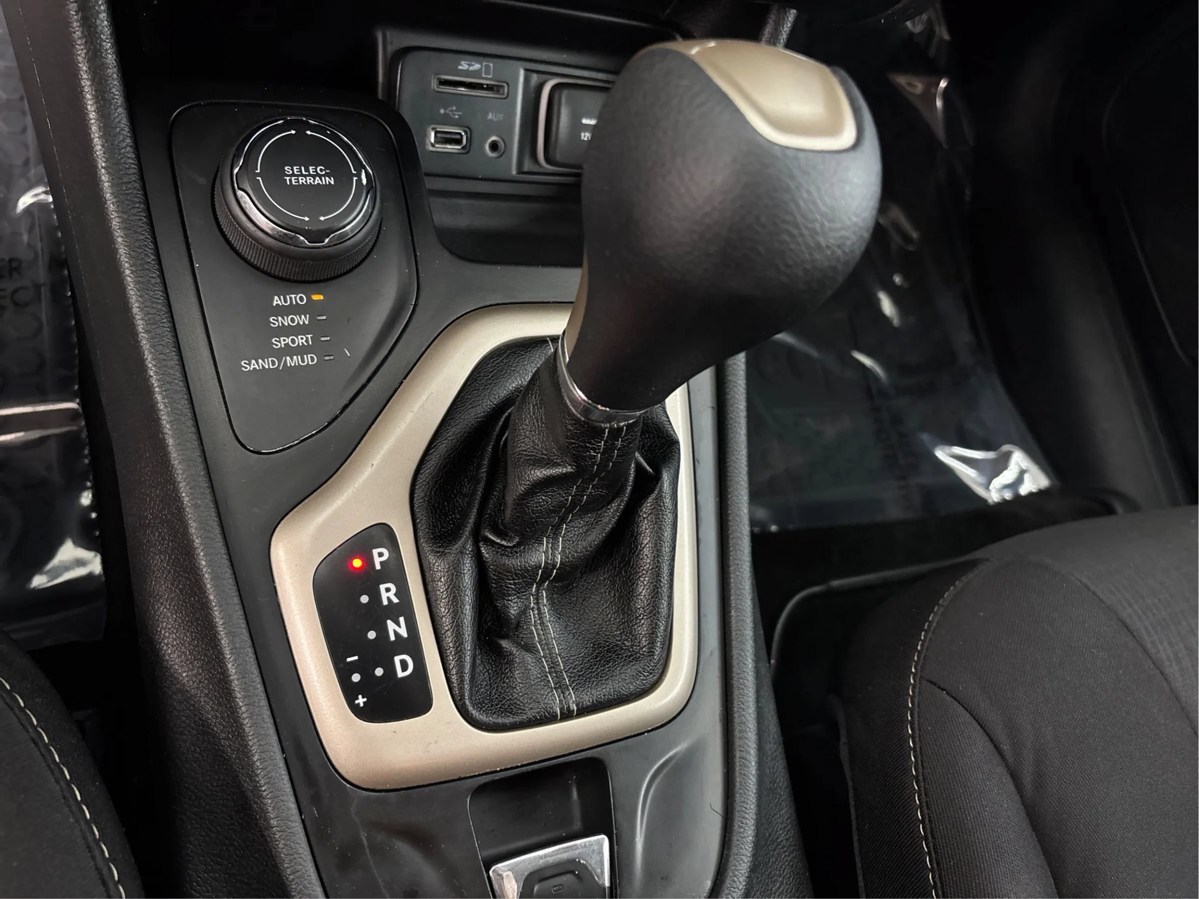 Used 2015 Jeep Cherokee Latitude w/ Cold Weather Group AWD/4WD image 43