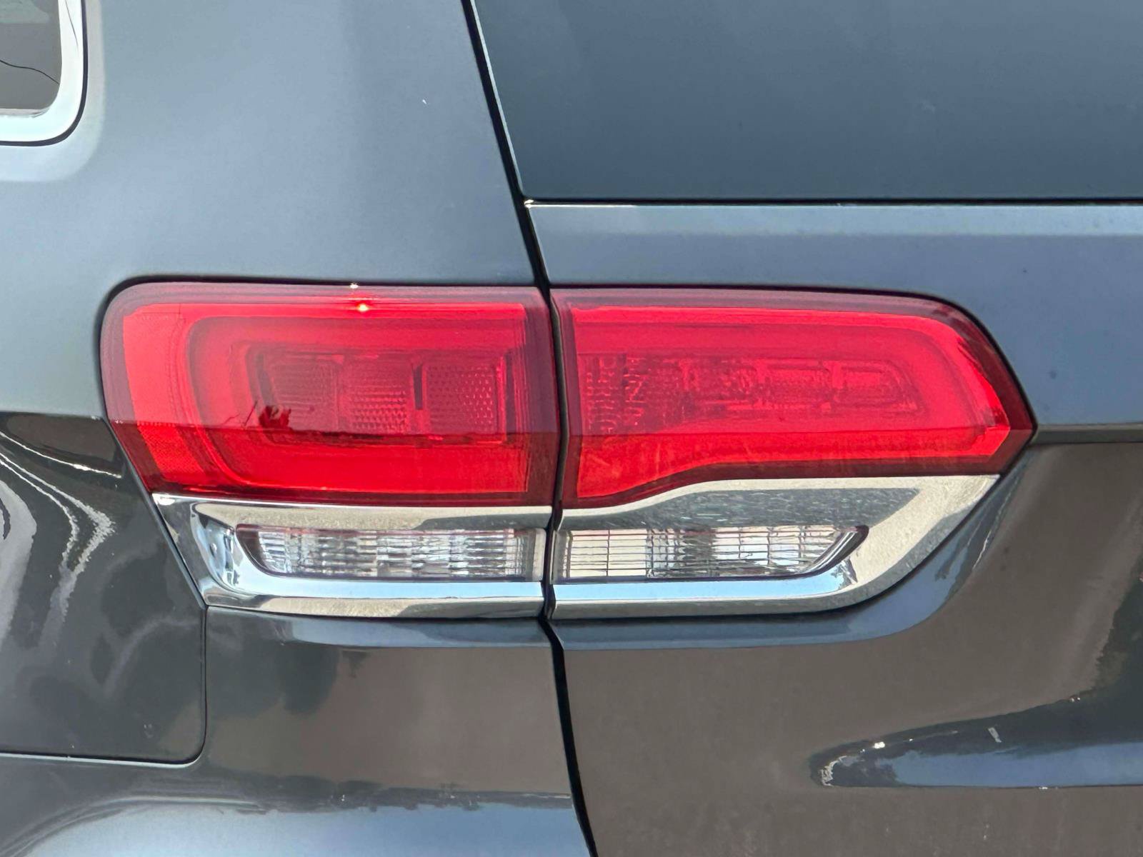 Used 2019 Jeep Grand Cherokee Overland AWD/4WD image 9