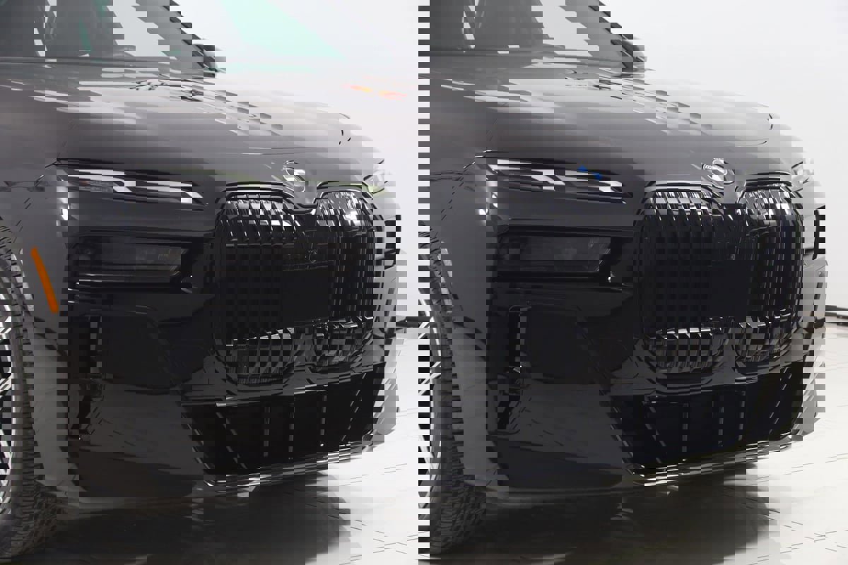 Used 2023 BMW 740i w/ Parking Assistance Package image 53