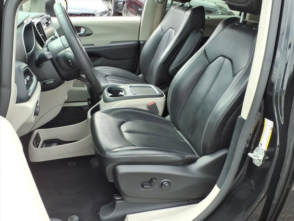 Used 2023 Chrysler Pacifica Touring-L FWD image 11