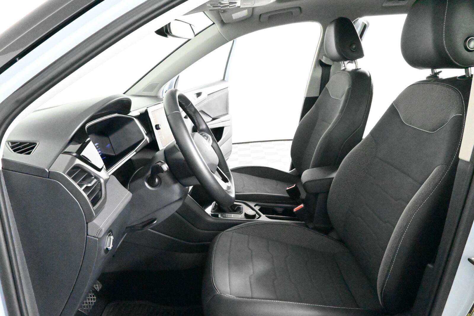 Used 2025 Volkswagen Taos SE AWD/4WD image 18