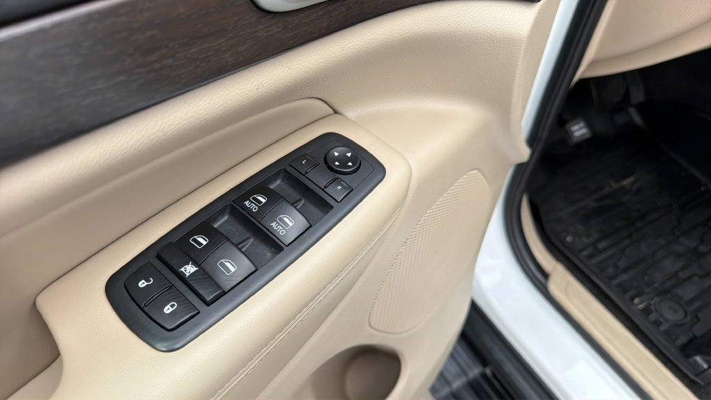 Used 2018 Jeep Grand Cherokee Laredo AWD/4WD image 13