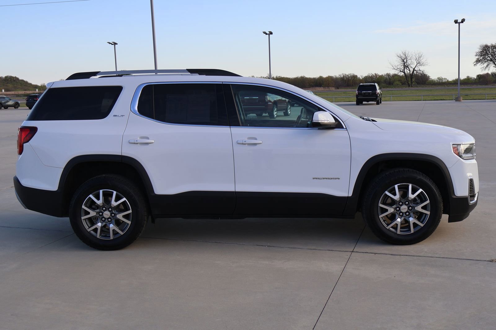 Used 2023 GMC Acadia SLT AWD/4WD image 6