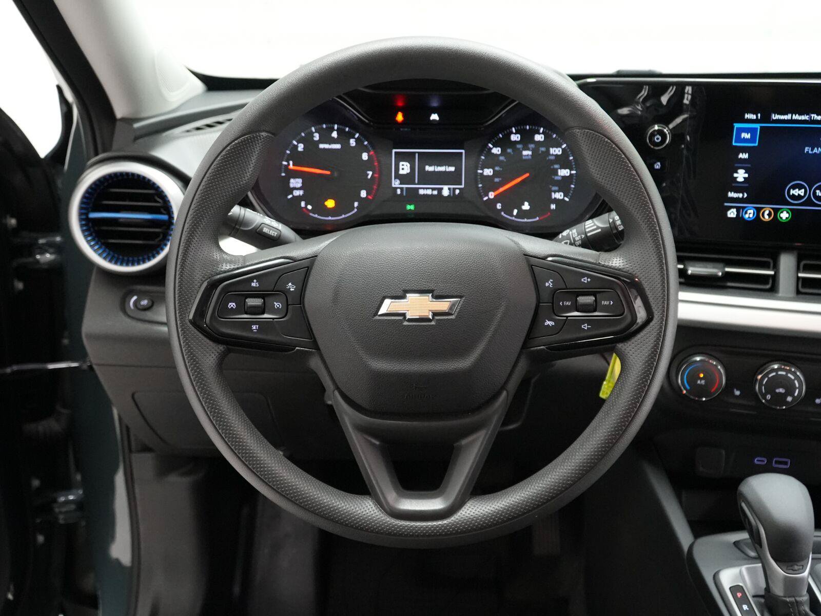 Used 2025 Chevrolet Trax LS w/ LS Convenience Package FWD image 12