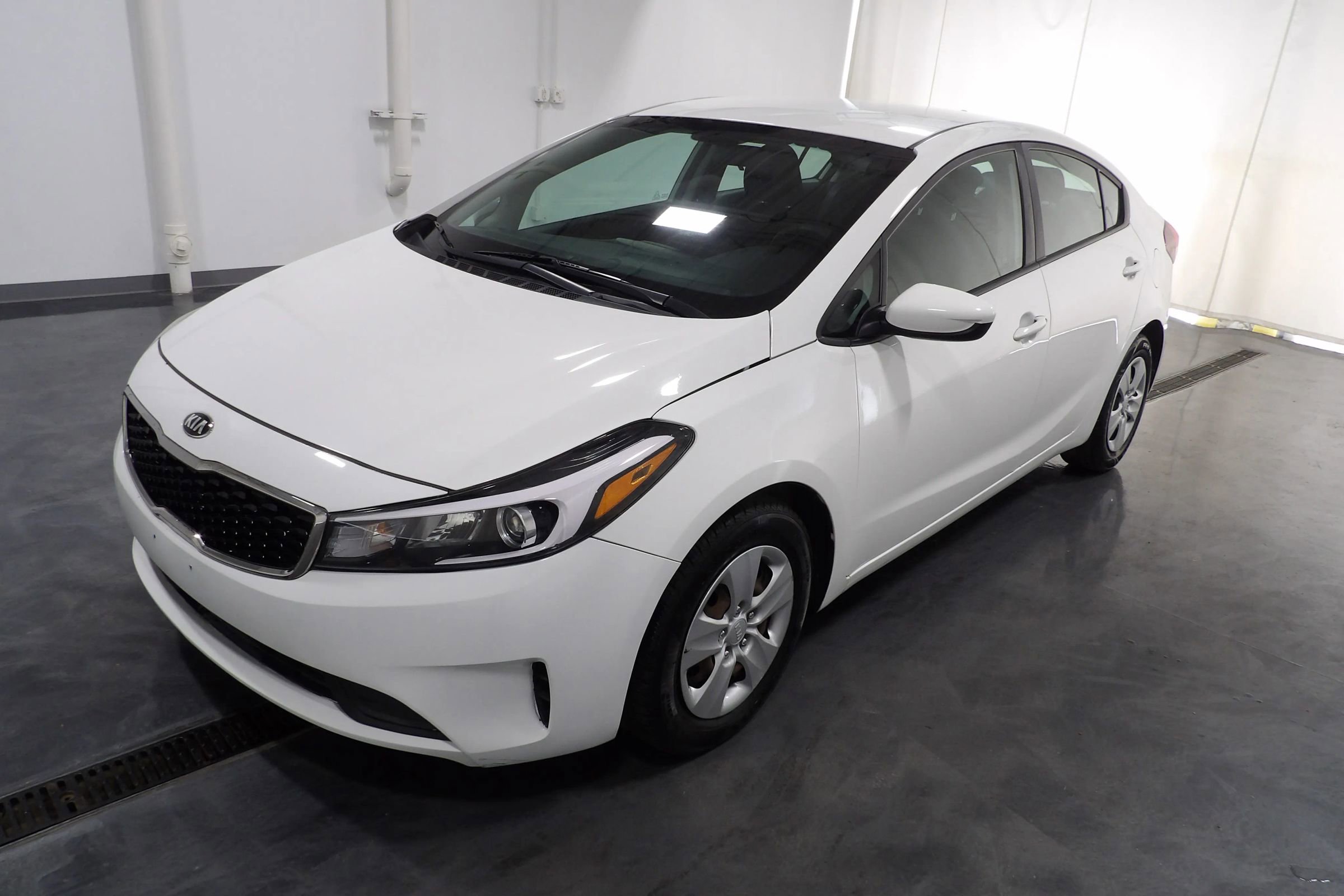 Used 2017 Kia Forte LX image 3