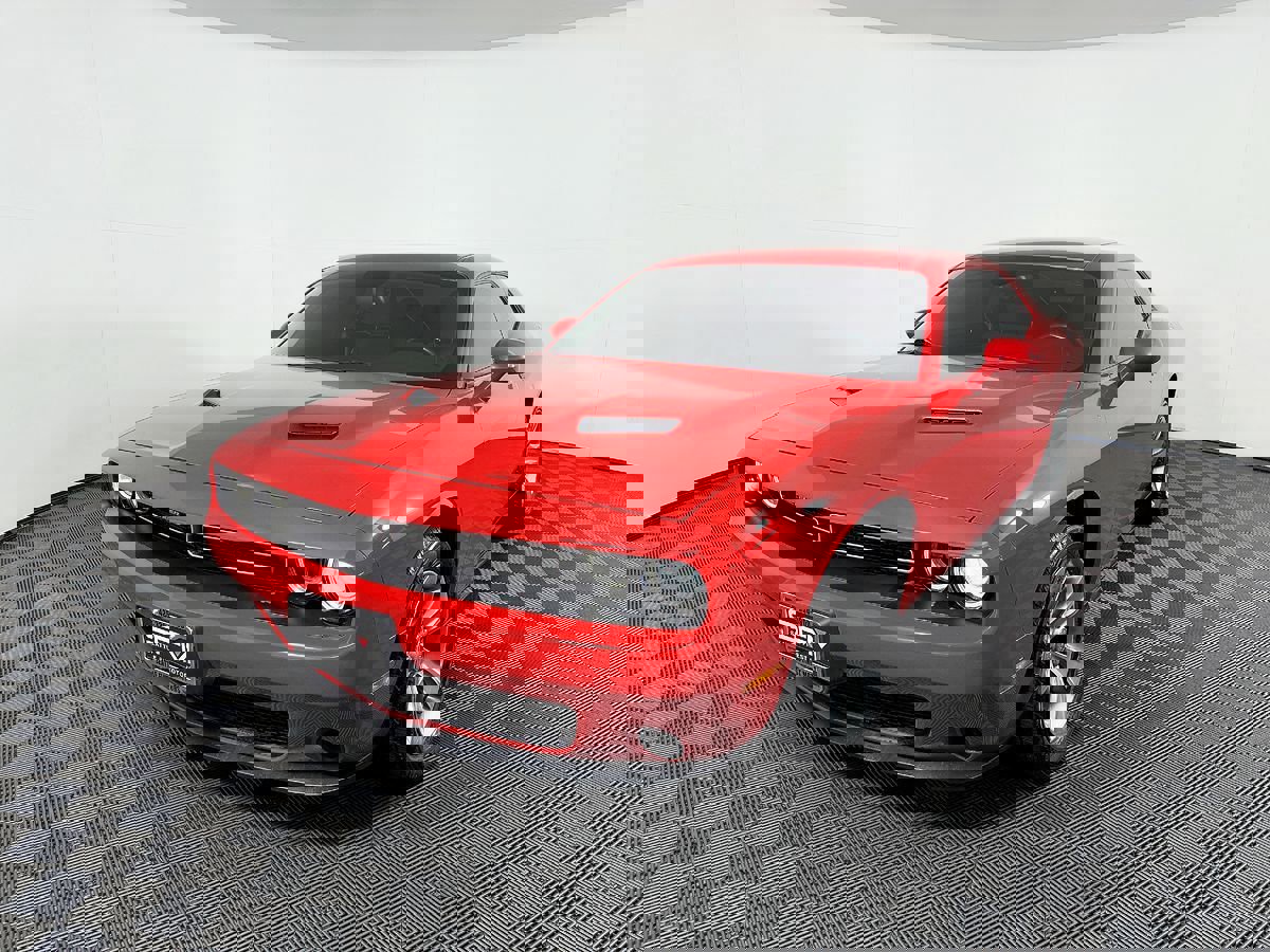 Used 2015 Dodge Challenger SXT w/ Driver Convenience Group RWD image 3