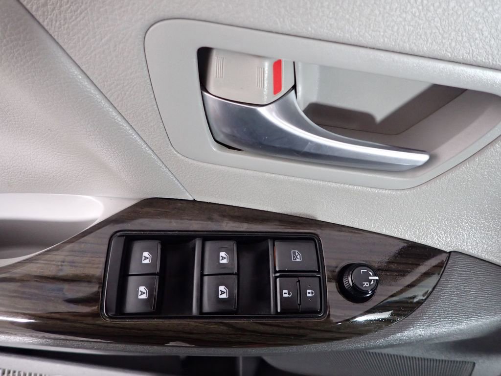 Used 2015 Toyota Sienna XLE w/ XLE Navigation Package image 23