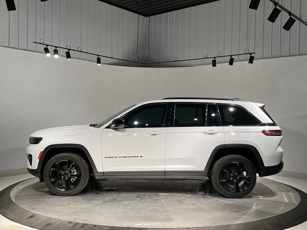 Used 2023 Jeep Grand Cherokee Altitude image 16