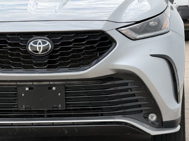 Used 2024 Toyota Highlander XSE FWD image 9