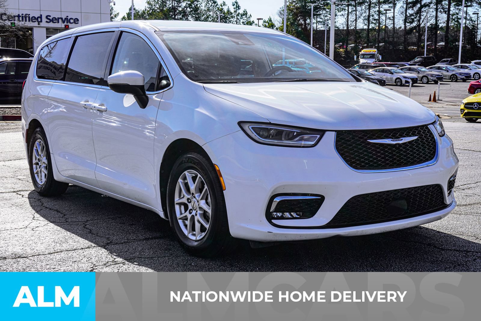 Used 2023 Chrysler Pacifica Touring-L image 6