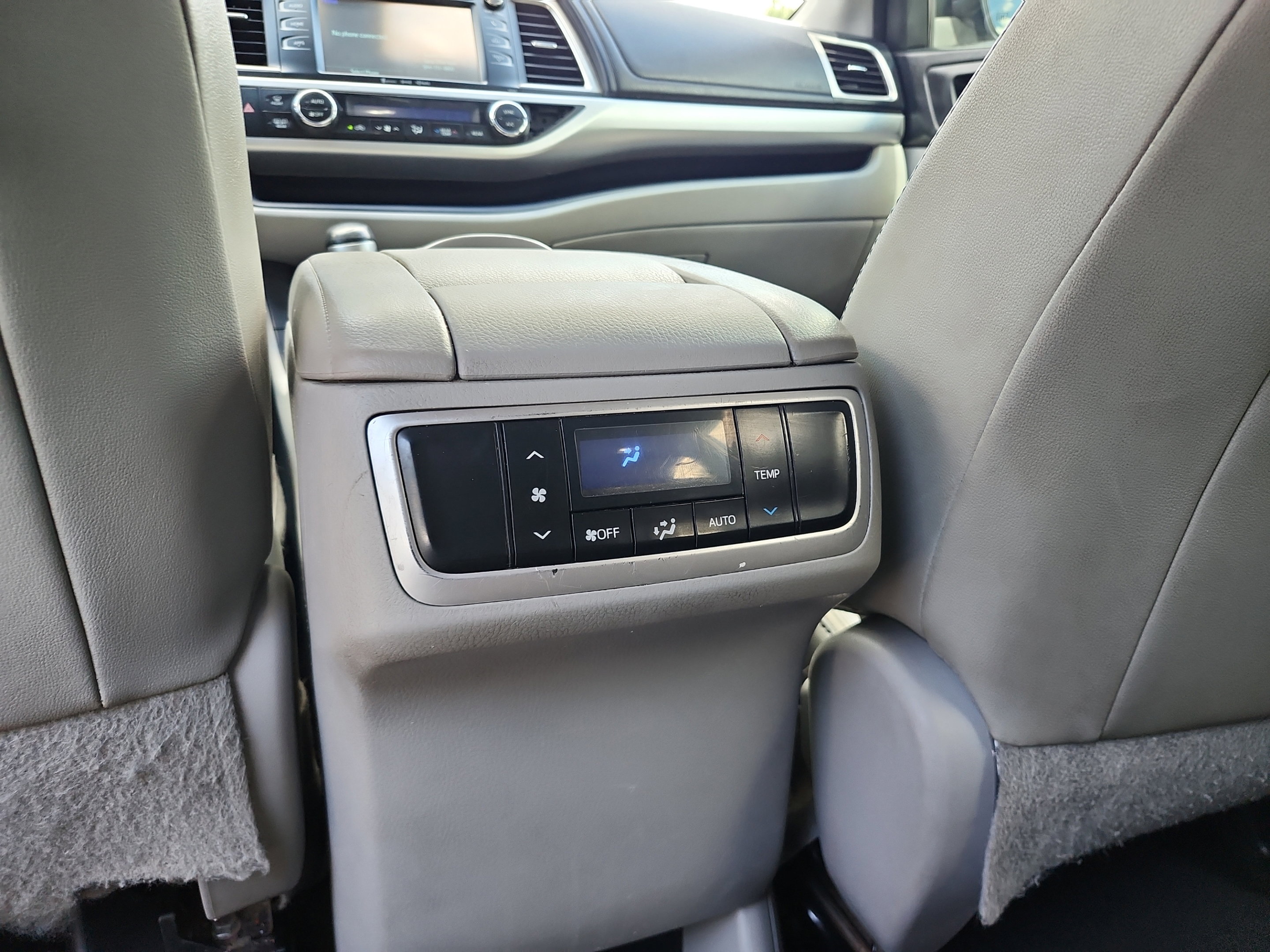 Used 2018 Toyota Highlander Plus FWD image 18