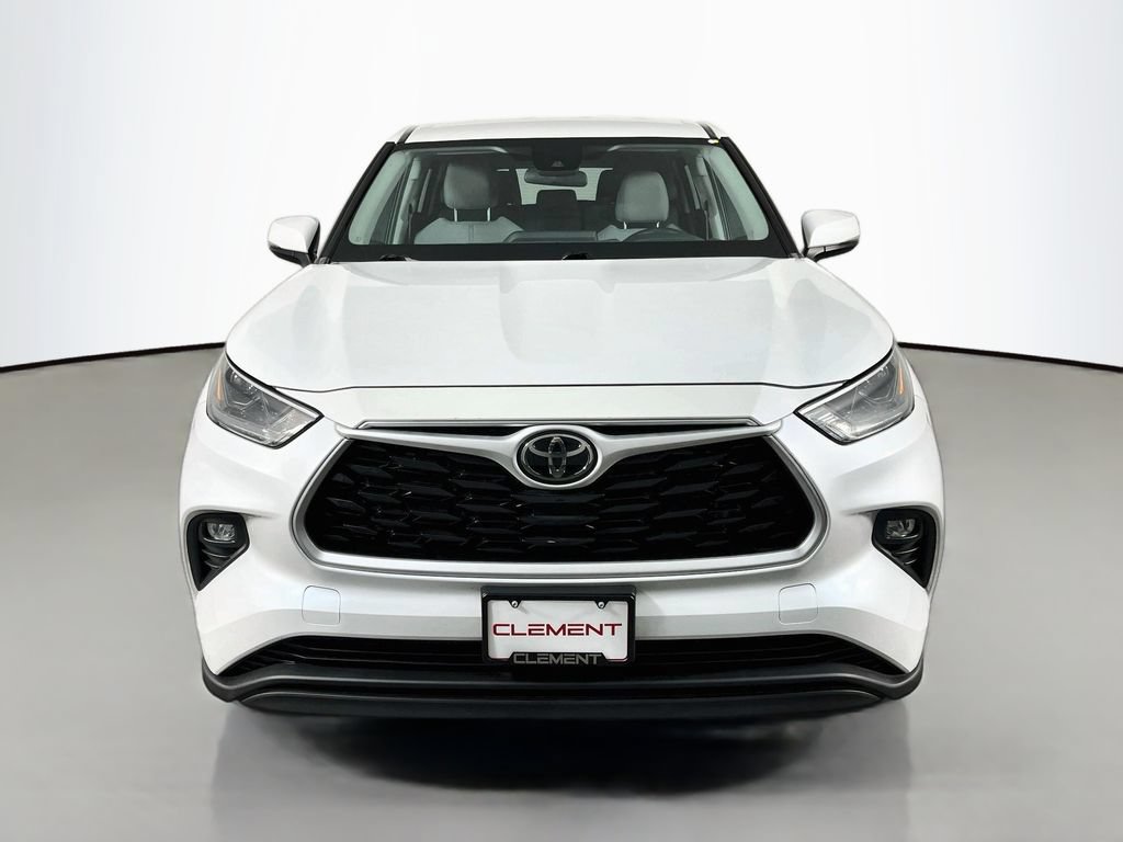 Used 2022 Toyota Highlander LE FWD image 3
