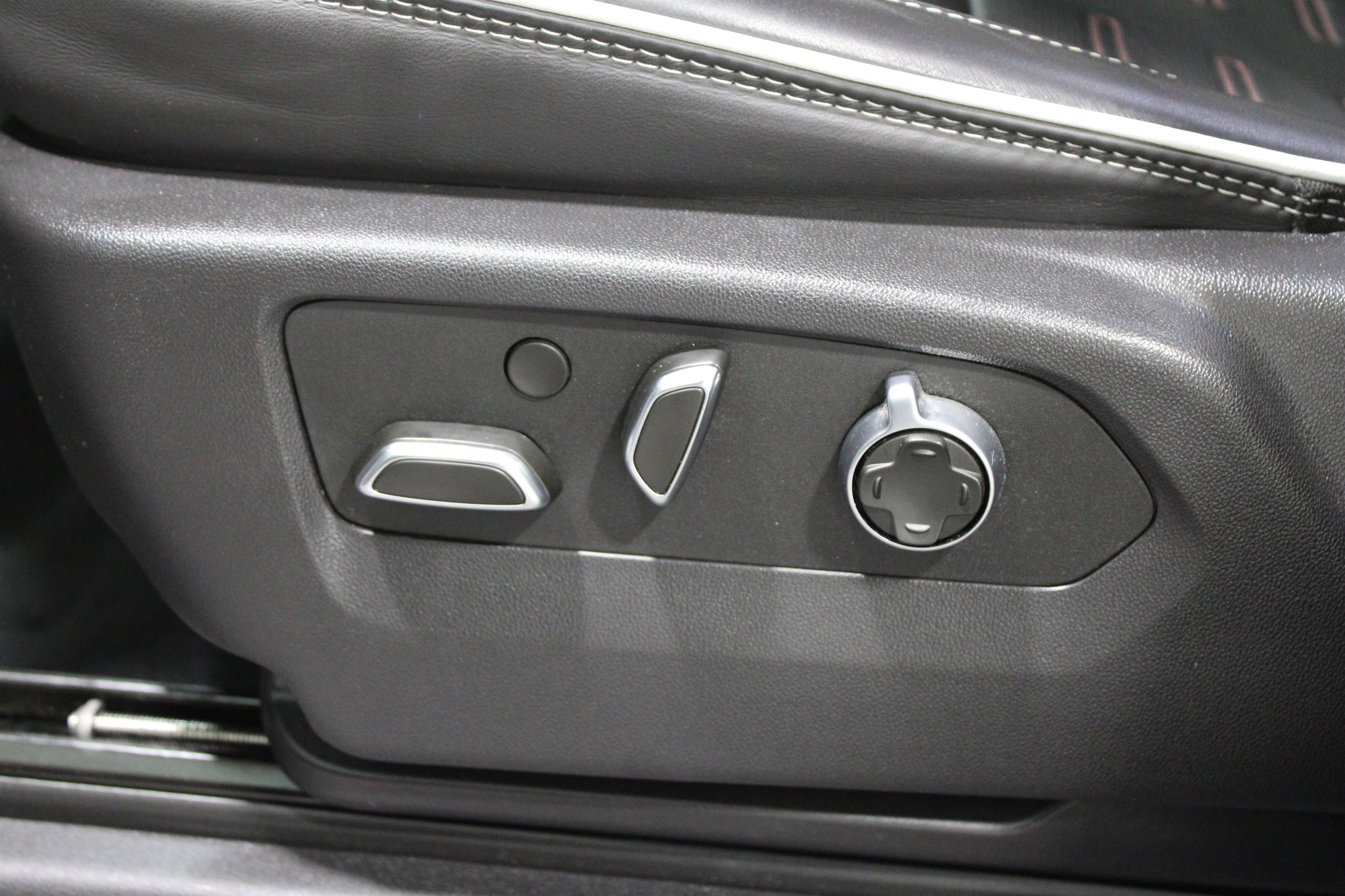 Used 2025 GMC Sierra 2500 AT4X w/ AT4X AEV Edition image 4