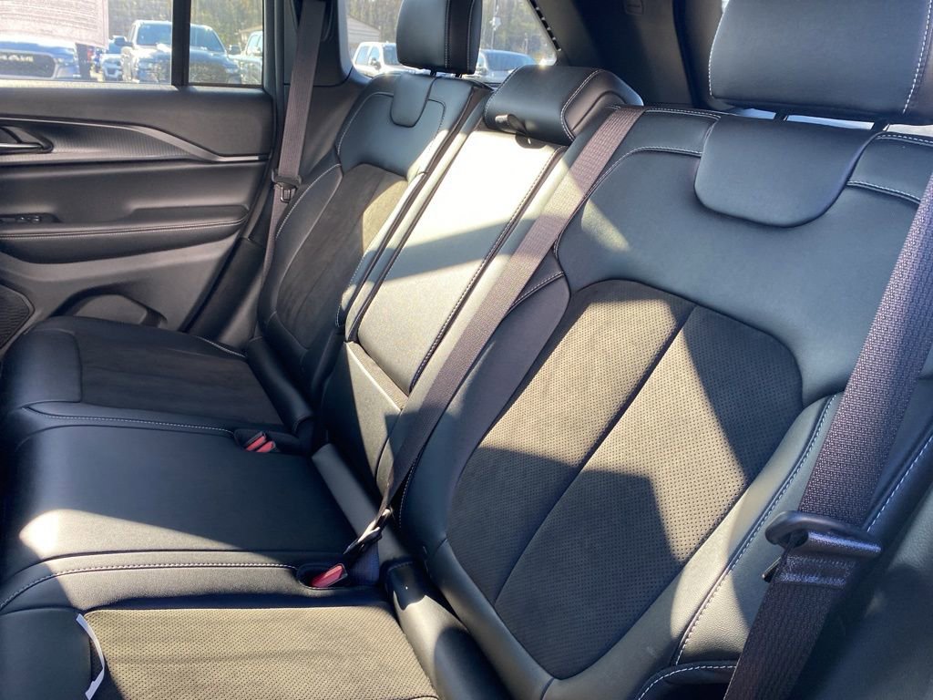 Certified 2023 Jeep Grand Cherokee Altitude image 16