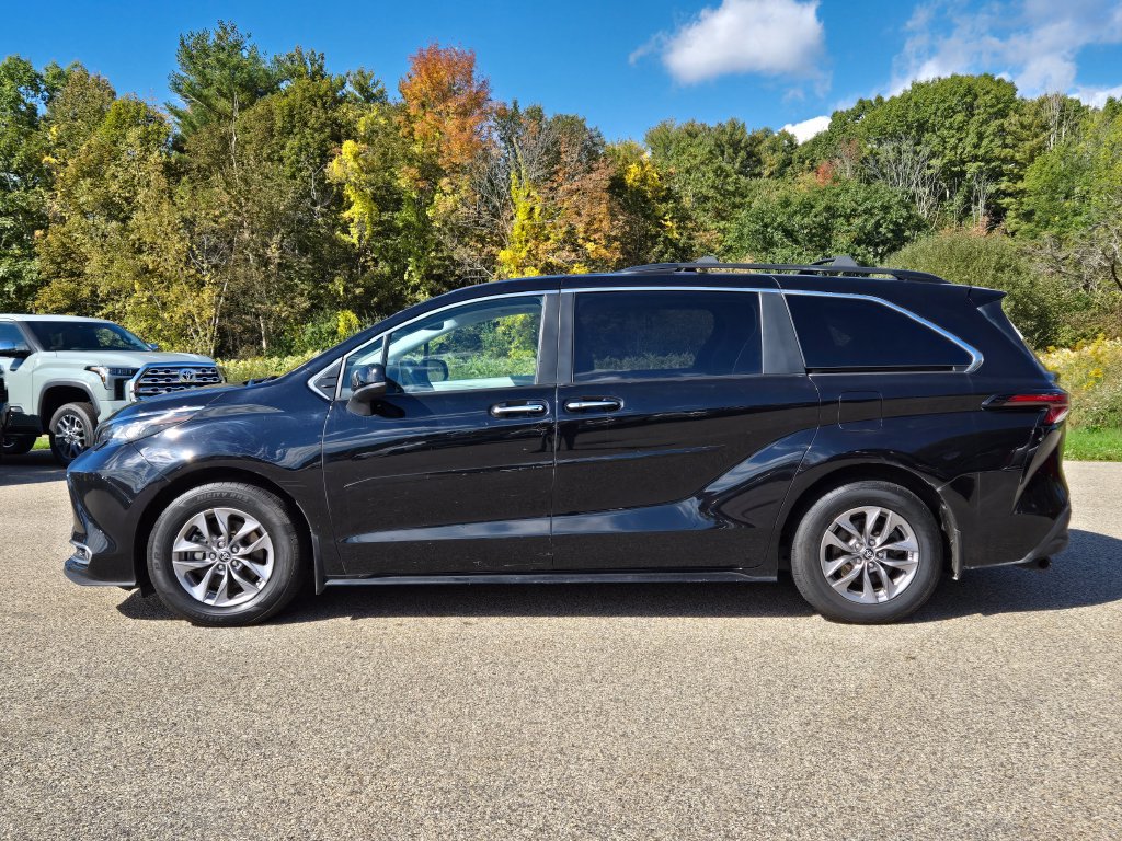 Used 2023 Toyota Sienna XLE FWD image 2