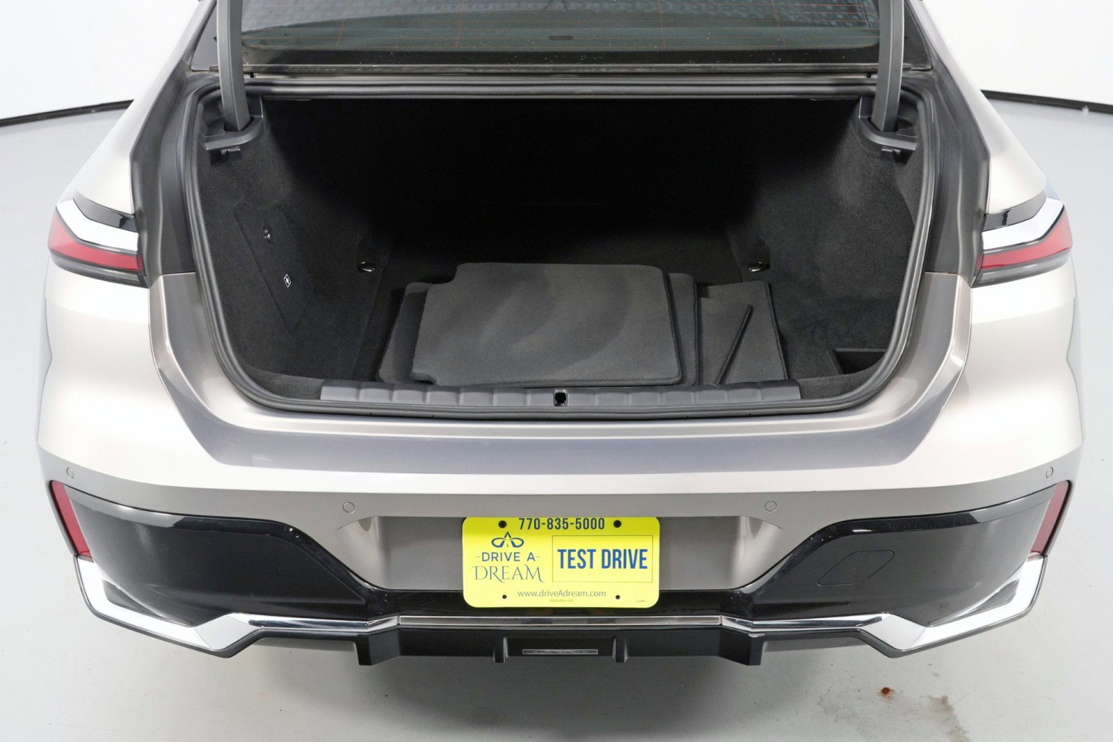 Used 2023 BMW i7 xDrive60 image 9