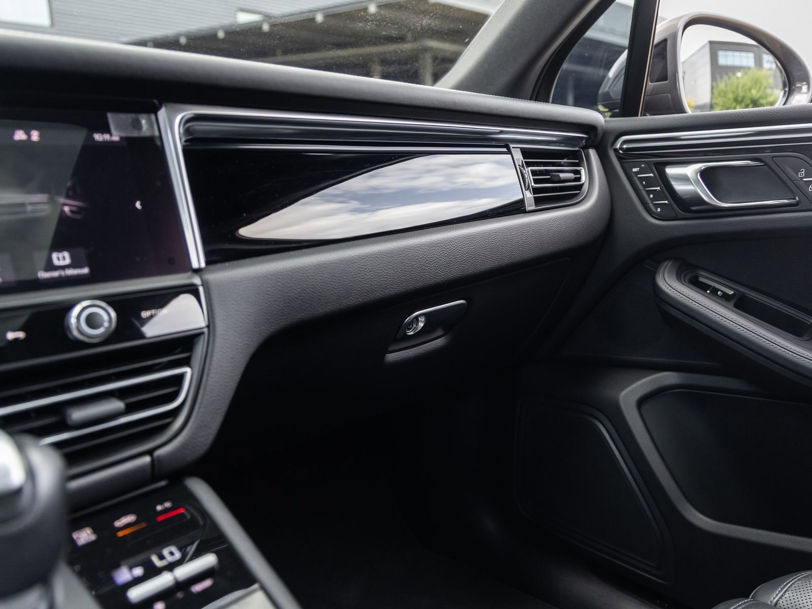 Certified 2023 Porsche Macan Turbo AWD/4WD image 31