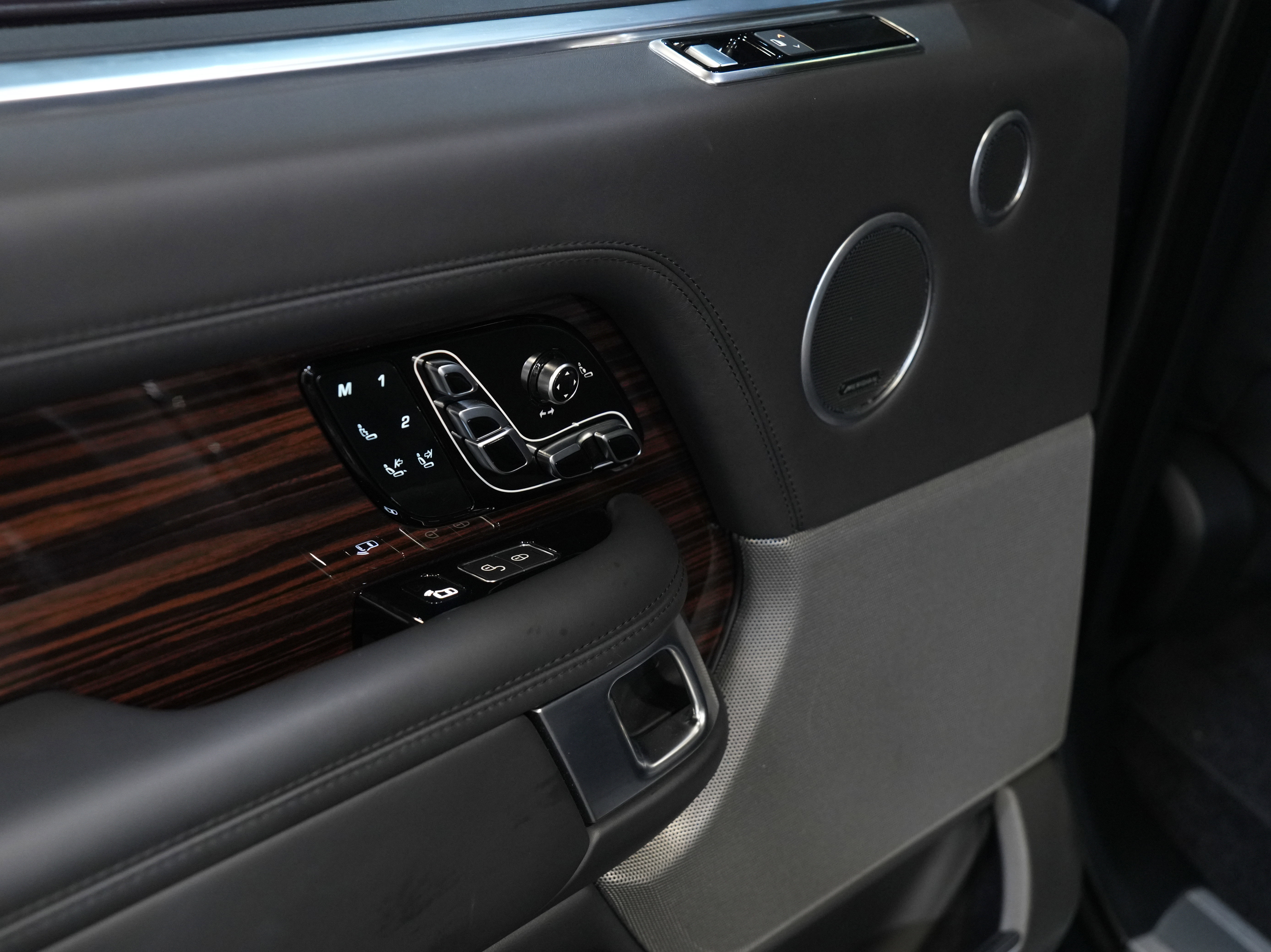 Used 2018 Land Rover Range Rover Long Wheelbase Autobiography image 24