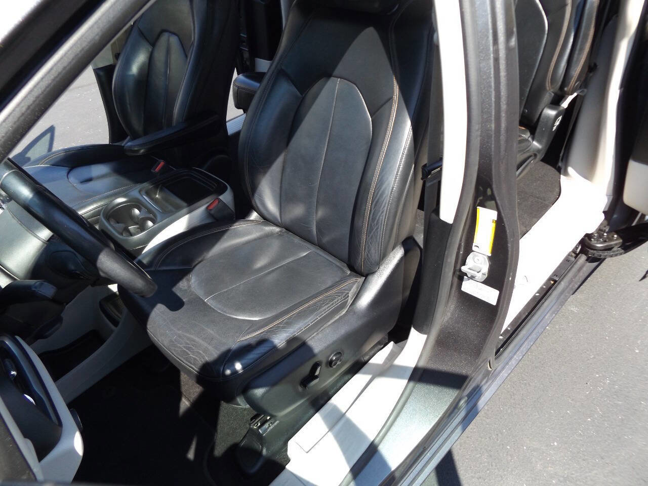 Used 2017 Chrysler Pacifica Touring-L image 13