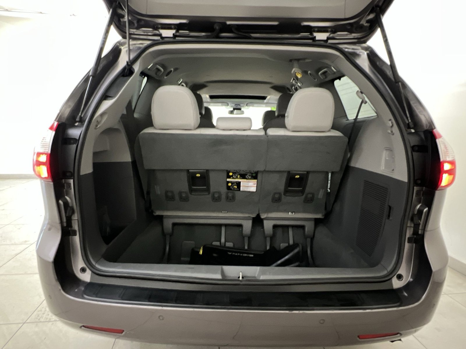 Used 2019 Toyota Sienna XLE w/ XLE Navigation Package image 25