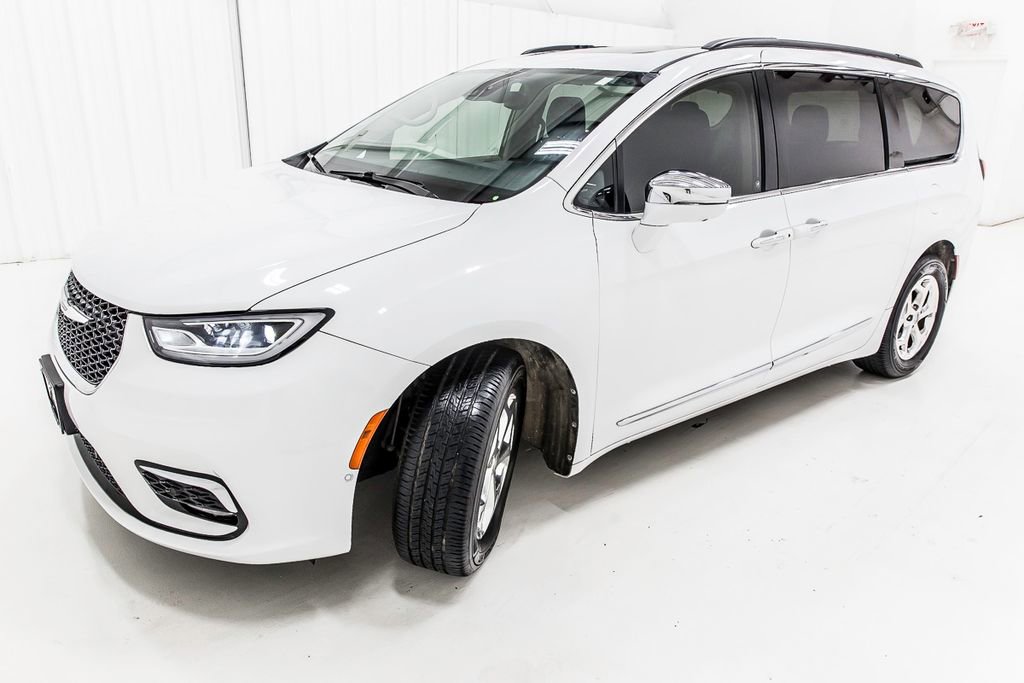Used 2022 Chrysler Pacifica Limited w/ Uconnect Theater Family Group image 2