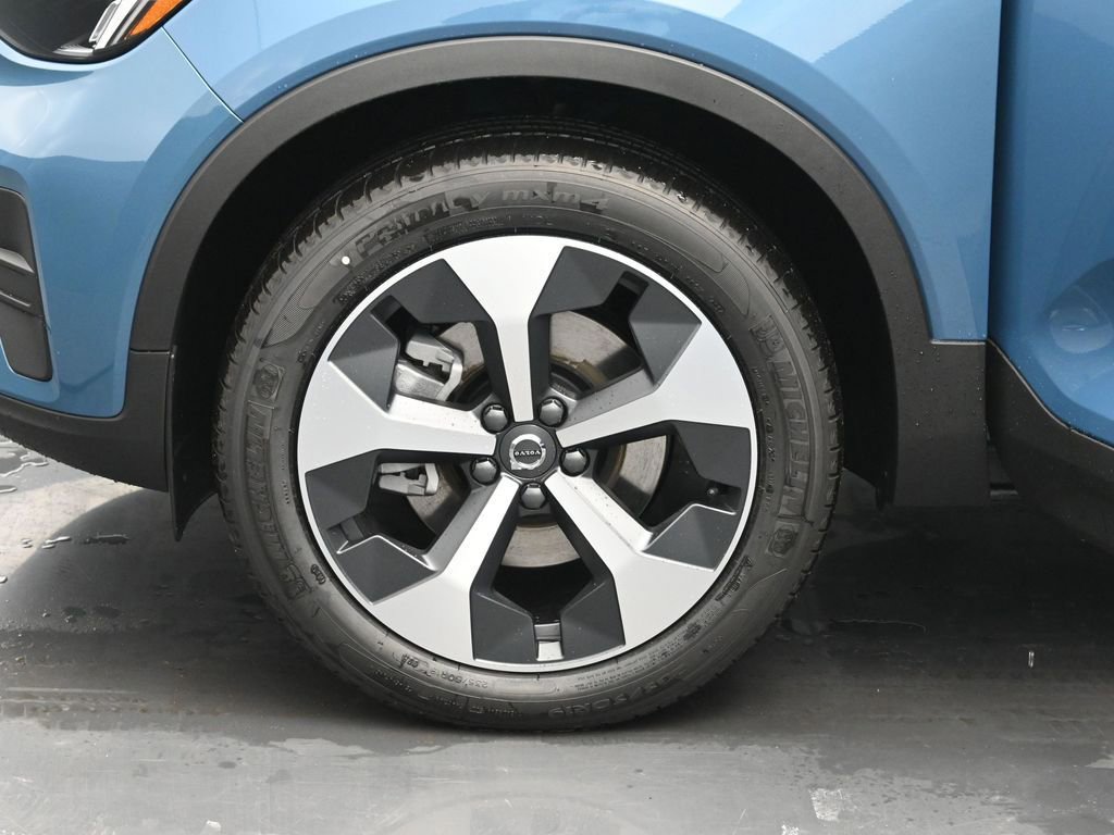 New 2025 Volvo XC40 B5 Core w/ Climate Package image 30