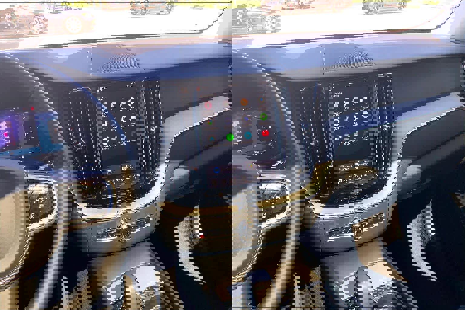 Used 2025 Volvo XC60 B5 Plus image 6