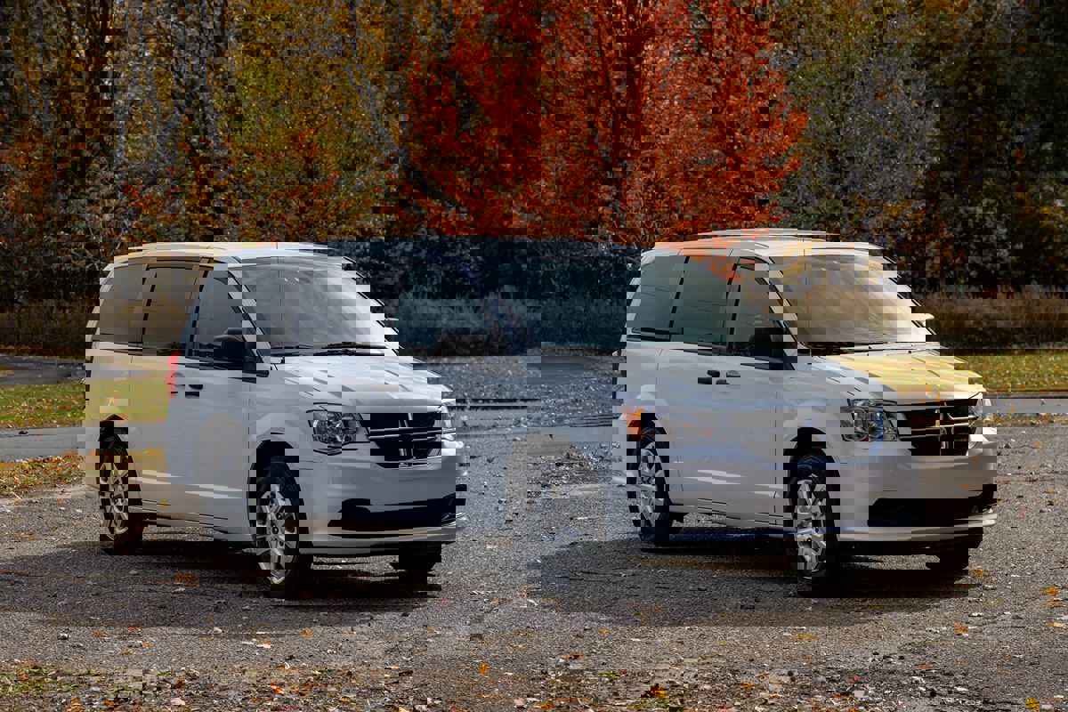 Used 2019 Dodge Grand Caravan SE w/ UConnect Hands-Free Group image 2