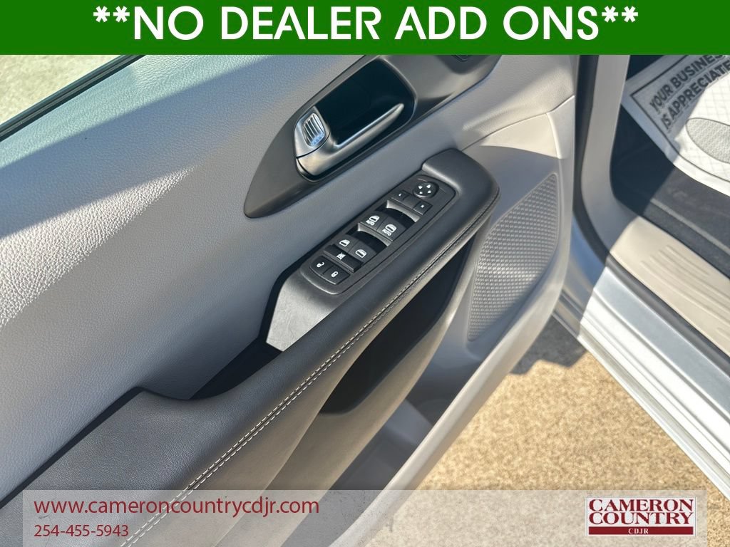 Used 2023 Chrysler Pacifica Touring-L FWD image 11