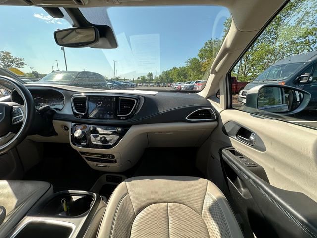 Used 2020 Chrysler Pacifica Limited w/ Advanced Safetytec Group FWD image 31