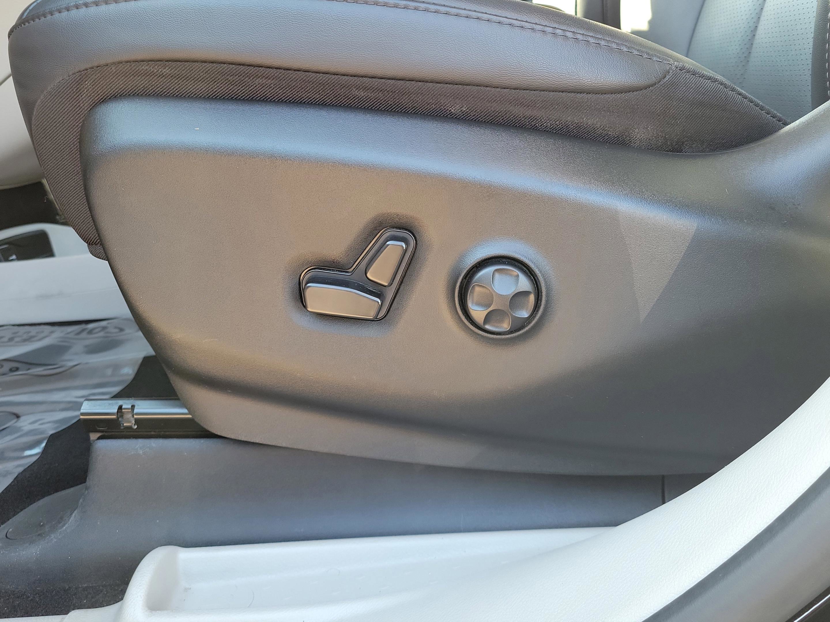 Used 2024 Chrysler Pacifica Touring-L image 21