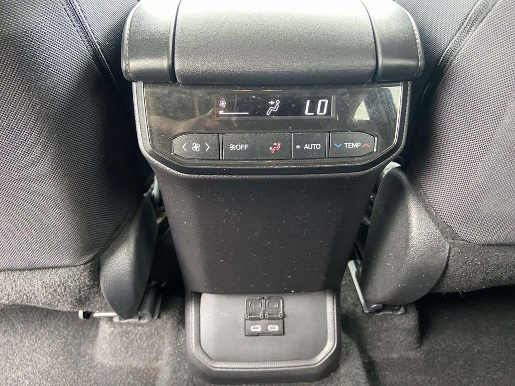 Used 2024 Toyota Highlander LE FWD image 20