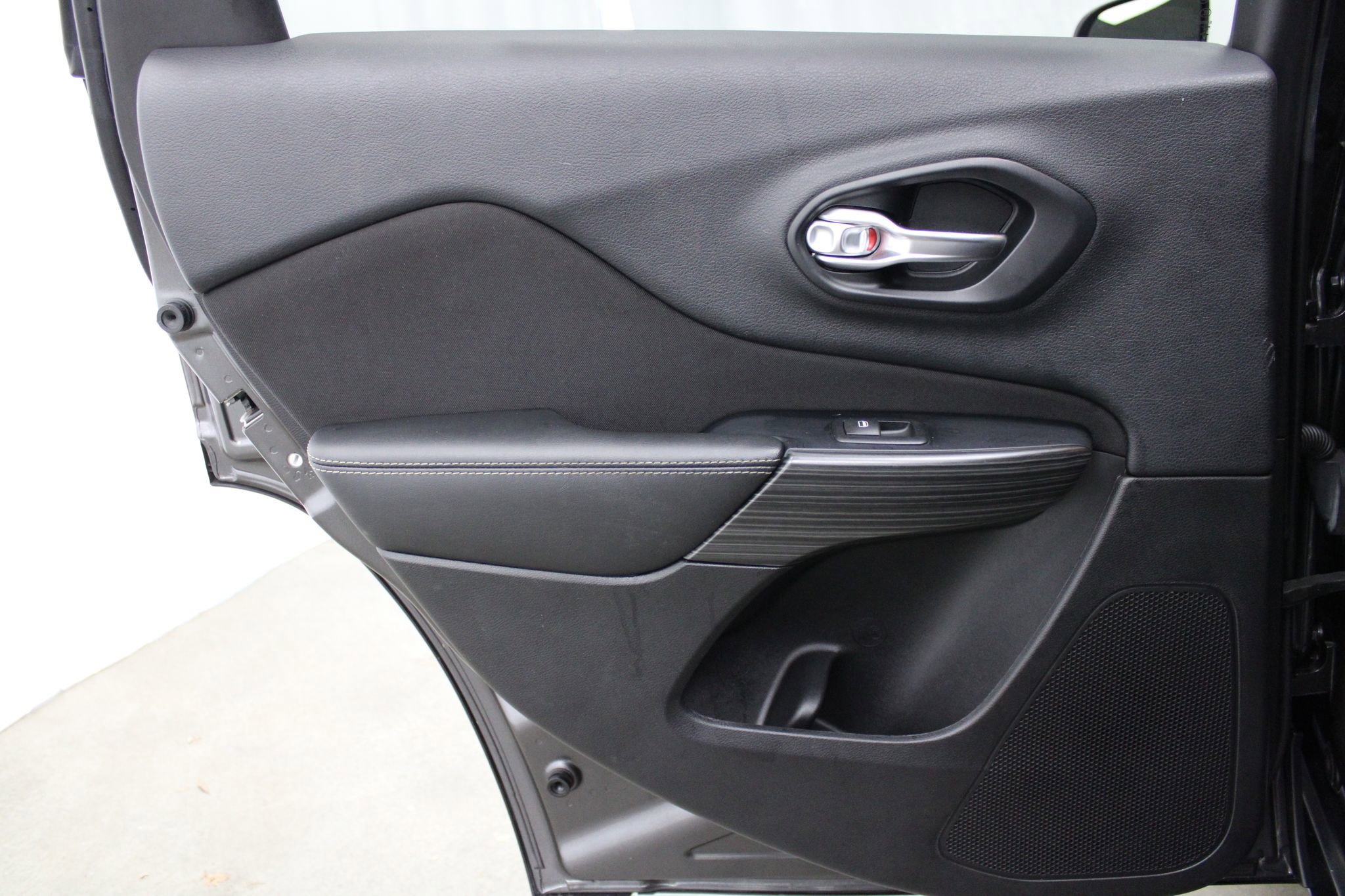 Used 2015 Jeep Cherokee Latitude image 13