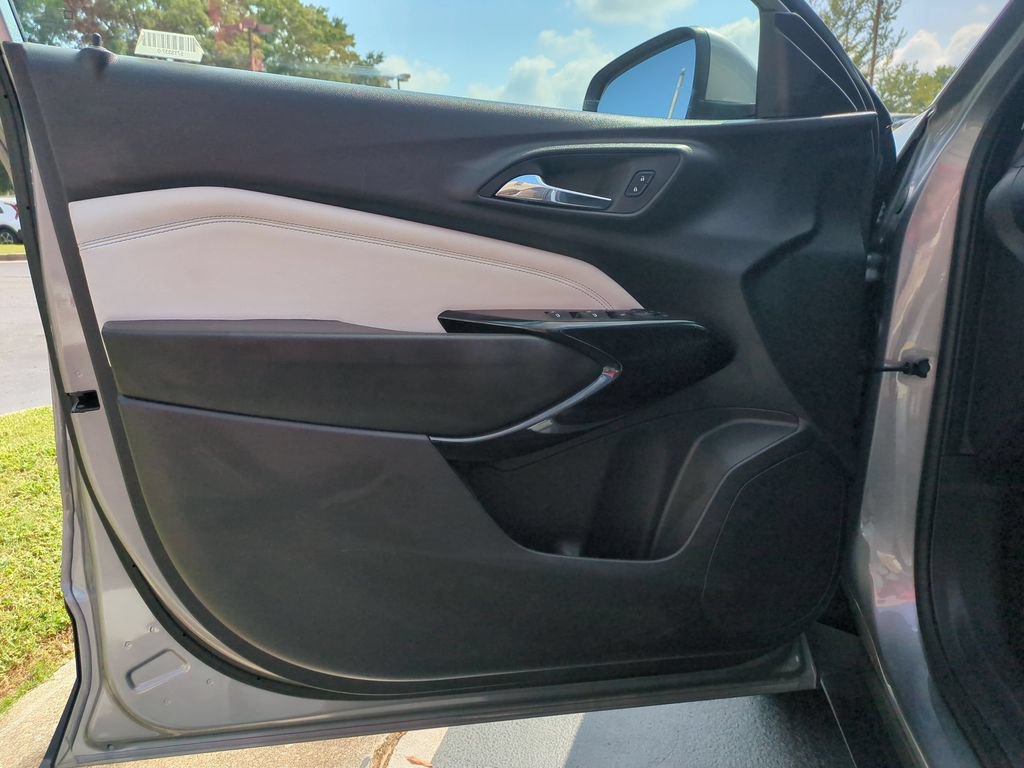 Used 2025 Chevrolet Trax LT w/ LT Convenience Package FWD image 11