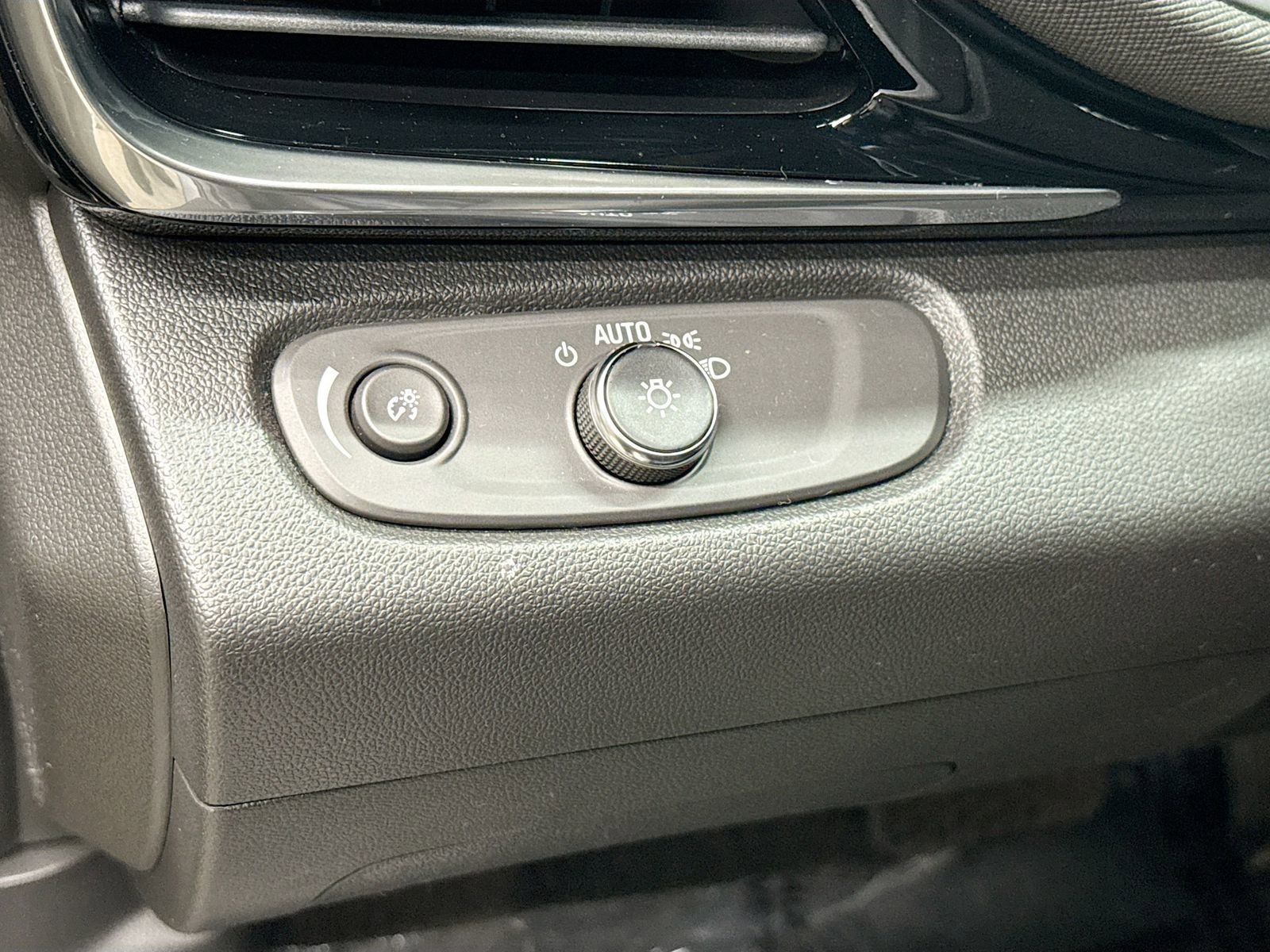 Certified 2024 Buick Envista Sport Touring image 12