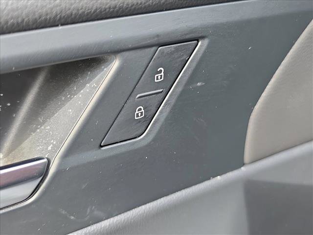 Used 2022 Volkswagen Jetta SE w/ Panoramic Sunroof Package FWD image 9