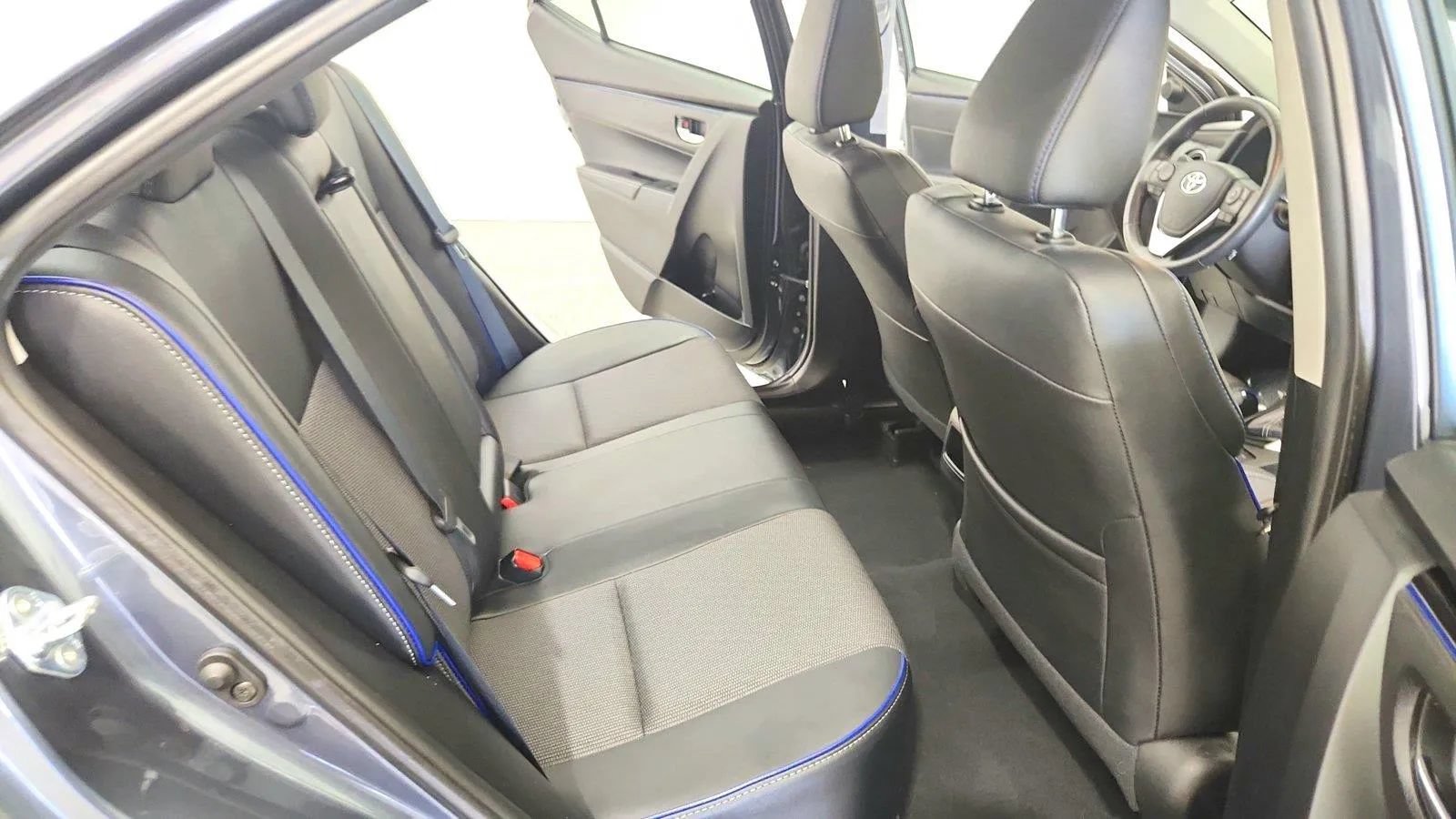 Used 2018 Toyota Corolla SE w/ SE Premium Package FWD image 27