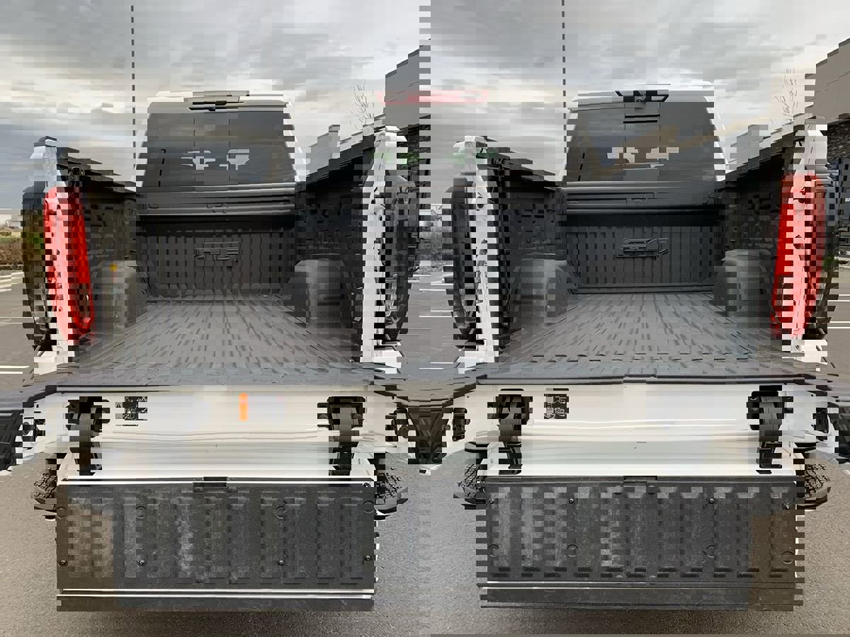 Used 2024 GMC Sierra 1500 AT4 w/ Technology Package image 14