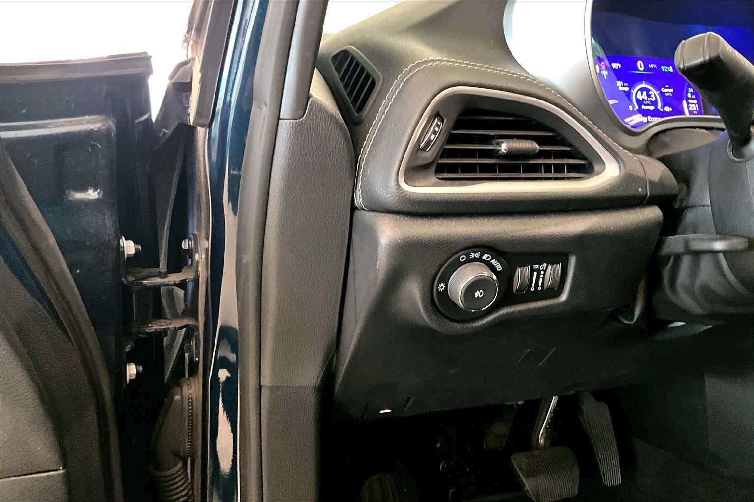 Used 2022 Chrysler Pacifica Touring-L w/ Uconnect Theater Family Group FWD image 30