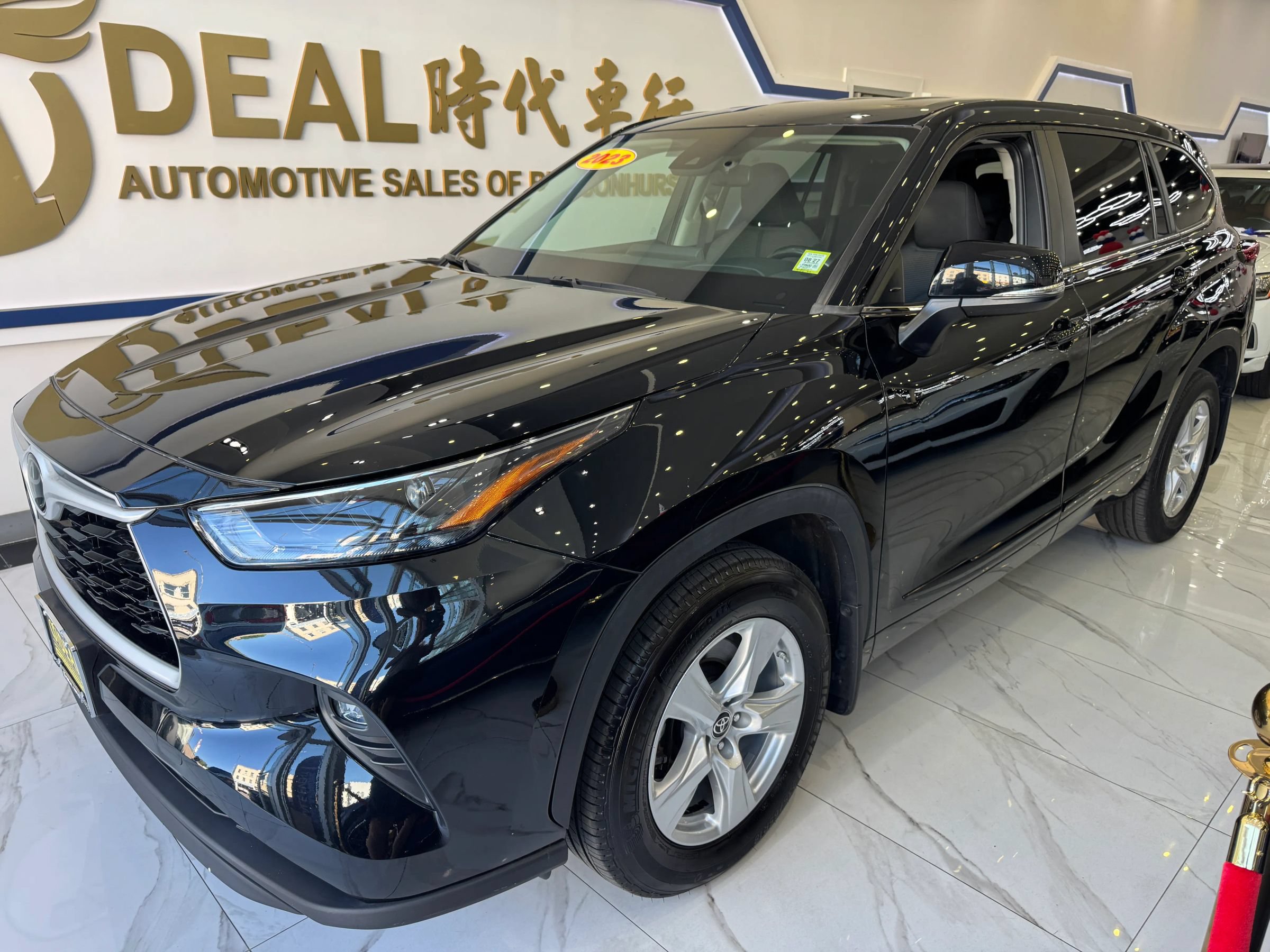 Used 2023 Toyota Highlander LE AWD/4WD image 4
