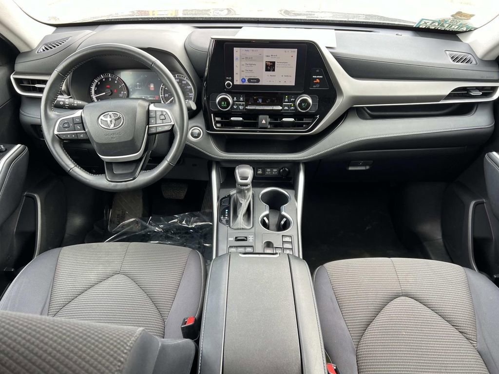 Used 2024 Toyota Highlander LE image 3